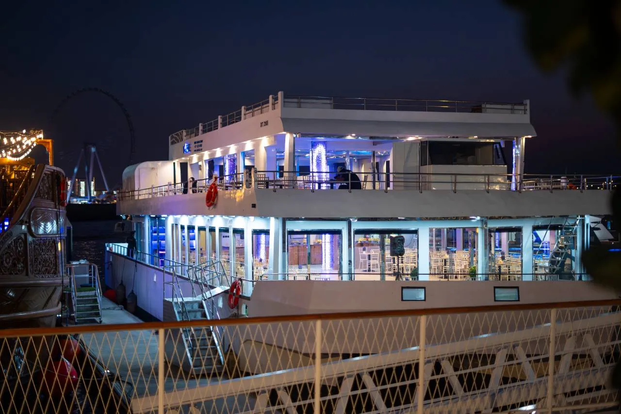 White Cruise Rental Dubai Marina – Private Luxury Cruise